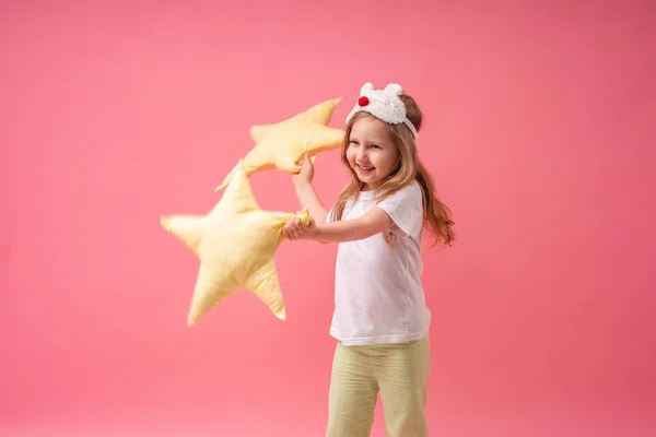 Söt Liten Flicka Sovmask Och Pyjamas Håller Kuddar Och Viftar — Stockfoto