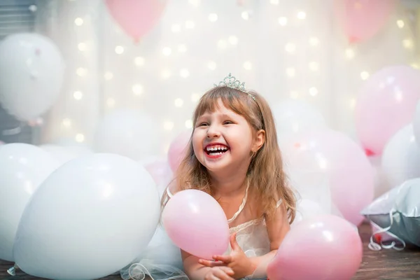 Κοριτσάκι Ντυμένο Γιορτινά Ρούχα Και Τιάρα Ξαπλώνει Πάνω Μπαλόνια Γιορτάζει — Φωτογραφία Αρχείου