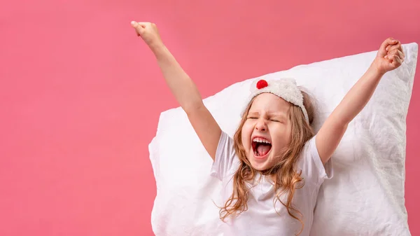 Encantadora Niña Con Una Máscara Para Dormir Encuentra Una Almohada — Foto de Stock