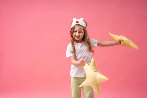 Uma Menina Adorável Uma Máscara Sono Pijama Está Segurando Travesseiros — Fotografia de Stock