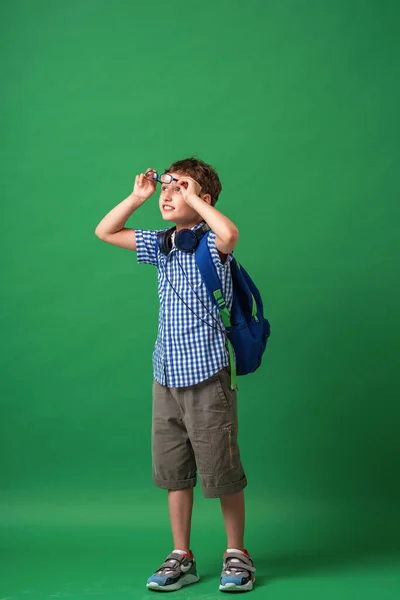 Okul Çantalı Kulaklıklı Gözlüklü Zeki Çocuk Modern Sırt Çantası Çocuk — Stok fotoğraf
