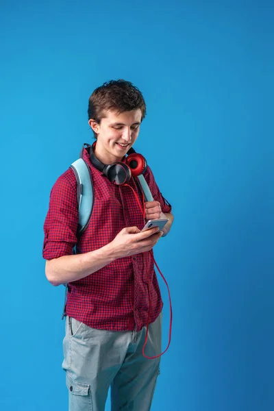 Positivo Joven Caucásico Estudiante Con Mochila Teléfono Móvil Auriculares Escuchando — Foto de Stock