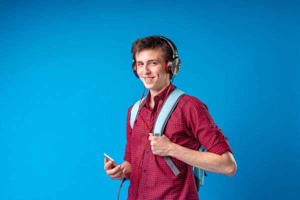 Retrato Joven Caucásico Positivo Estudiante Con Mochila Teléfono Móvil Auriculares — Foto de Stock