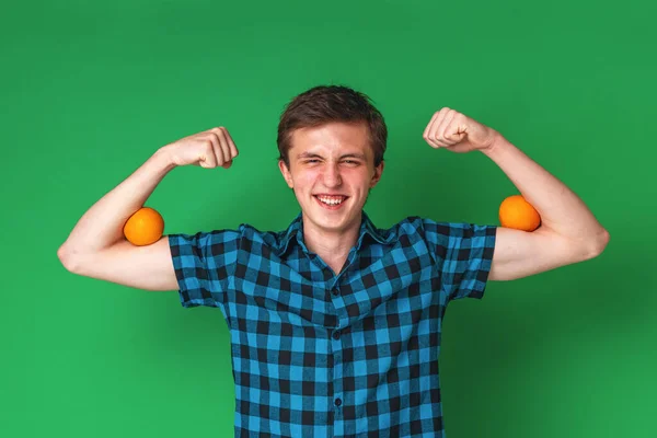 Fuerte Joven Resistente Chico Caucásico Con Naranjas Los Músculos Una — Foto de Stock