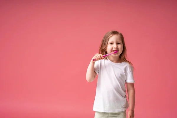 Feliz Menina Caucasiana Anos Sorrindo Segurando Uma Escova Dentes Escovando — Fotografia de Stock