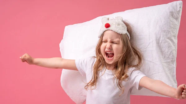 Encantadora Niña Con Una Máscara Para Dormir Encuentra Una Almohada — Foto de Stock