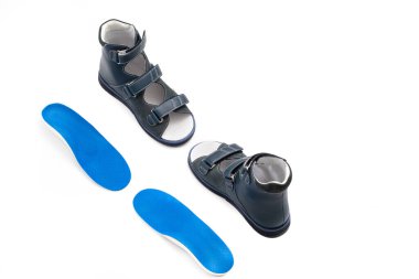 Beyaz arka planda izole edilmiş ortopedik ayakkabı ve tabanlar. Ayağın Valgus deformasyonu. Düz taban tedavisi. Tıbbi ayakkabılar. Bireysel ortopedik tabanlar.