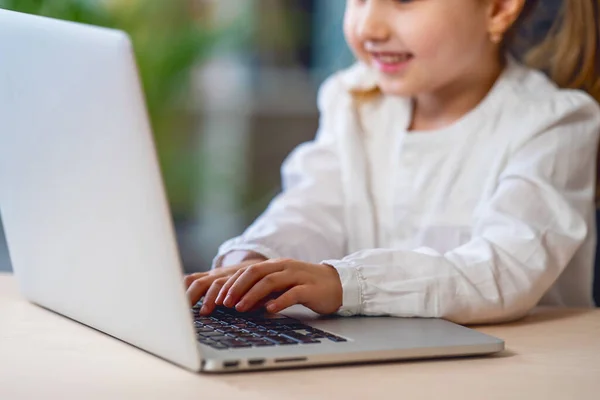 Közelkép Kislány Kezéről Ahogy Laptoppal Tanul Otthonról Gyermek Boldogan Mosolyog — Stock Fotó