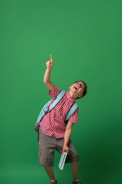 Веселый Смеющийся Мальчик Держит Руках Книгу Стоя Фоне Зеленой Доски — стоковое фото