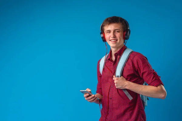 Positivo Joven Caucásico Estudiante Con Mochila Teléfono Móvil Auriculares Escuchando — Foto de Stock