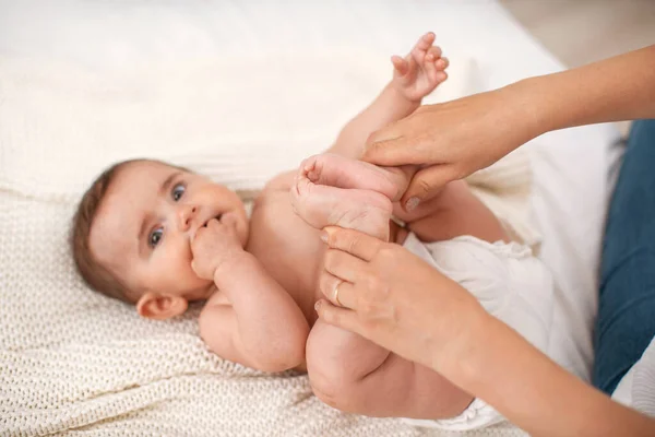 Primer Plano Del Masaje Pies Los Niños Cama Una Madre —  Fotos de Stock