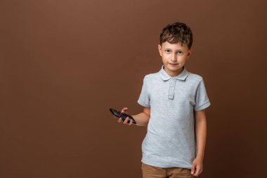 Korkmuş küçük çocuk, yanlışlıkla akıllı telefonu bozduğum için şoktayım. Bozuk cep telefonuyla hayal kırıklığına uğramış çocukların portresi. Üzgün çocuk cep telefonu ekranını kırdı. Ellerde çatlak görüntüler çocuklar.