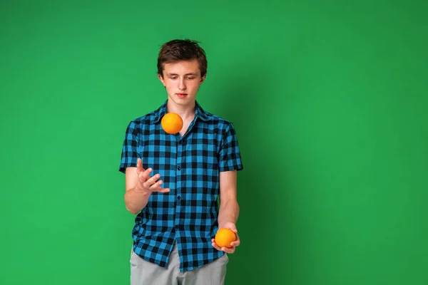 Alegre Alto Caucásico Adolescente Una Camisa Cuadros Sostiene Una Naranja — Foto de Stock