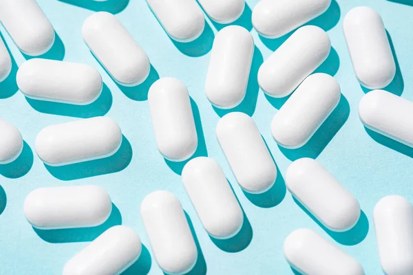 Comprimidos Blancos Sobre Una Mesa Azul Pastel Claro Pastillas Repetidas — Foto de Stock