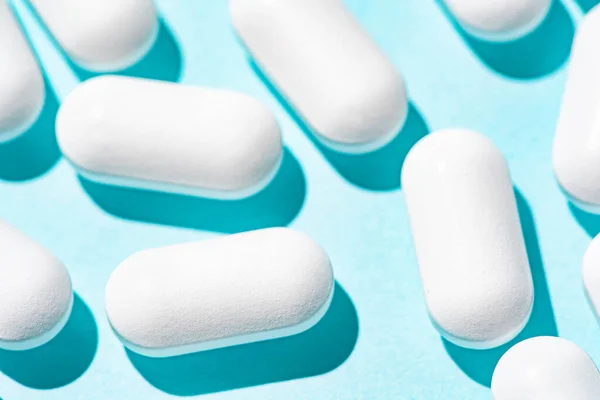 Comprimidos Blancos Sobre Una Mesa Azul Pastel Claro Pastillas Repetidas — Foto de Stock