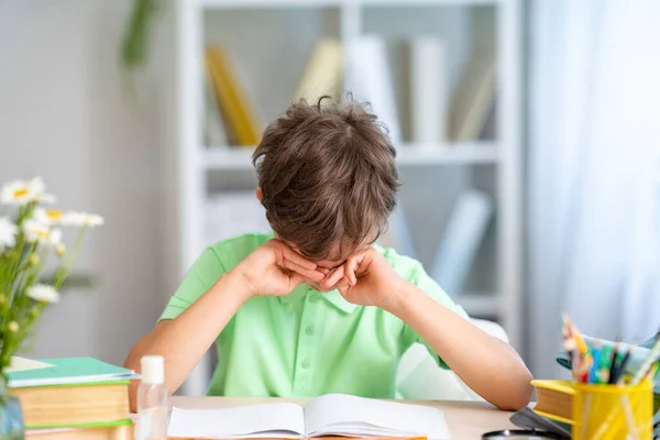 Vermoeide Schooljongen Huilt Wrijft Zijn Ogen Omdat Hij Niet Langer — Stockfoto