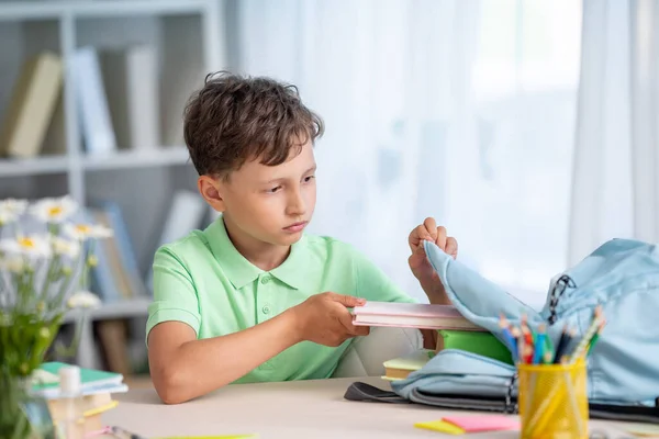 可愛い本気の少年はバックパックにオフィス用品を入れます 学校の準備だ 学校に戻る スクールバックパックの自己組織化 — ストック写真