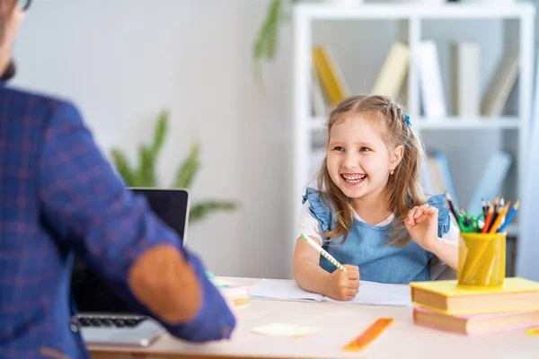 Linda Niña Dedica Clases Con Profesor Casa Tutor Escuela Primaria — Foto de Stock