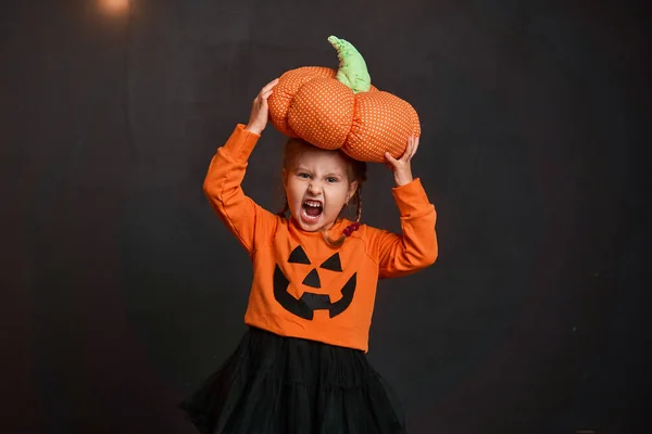 Glad Halloween Rolig Liten Flicka Karneval Kostym Lila Bakgrund Lustigt — Stockfoto