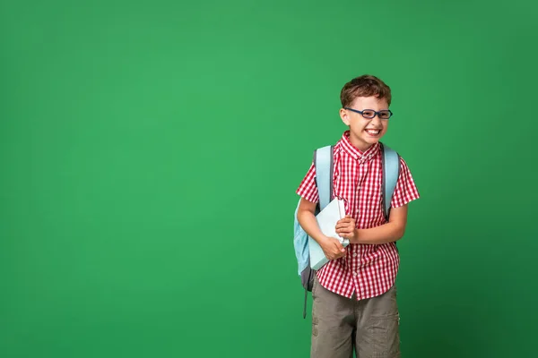 Malizioso Studente Ridente Anni Con Gli Occhiali Possesso Libro Uno — Foto Stock