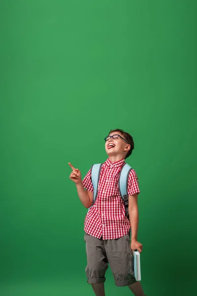 Glad Skrattande Pojke Håller Bok Sina Händer Står Mot Bakgrund — Stockfoto