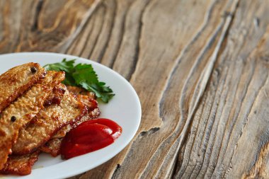 Ahşap bir masada ızgara ızgara domuz filetosu. Pişmiş aromalı et. Sıcak menü. Zararlı kızarmış yiyecekler. Yüksek nafaka..