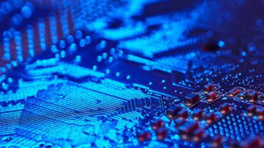 Bilgisayarın anakartında uzanan kontaklarla birlikte CPU masaüstü. Çip mavi ışıkla işaretlenmiş. Teknoloji geçmişi. Yakın çekim.