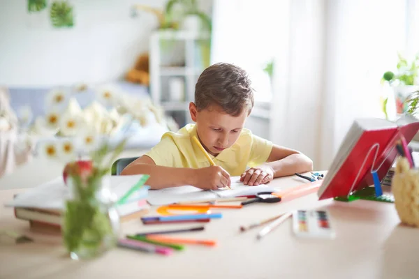 Capace Ragazzo Anni Scrive Con Entusiasmo Disegna Tavola Ragazzo Compiti — Foto Stock