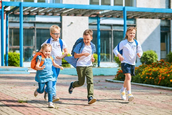 Група Школярів Рюкзаками Закінчує Школу Після Закінчення Занять Однокласники Шкільні — стокове фото