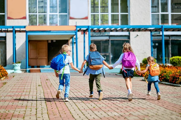 Grupp Skolbarn Med Ryggsäckar Slut Skolan Efter Slutet Lektionerna Klasskamrater — Stockfoto