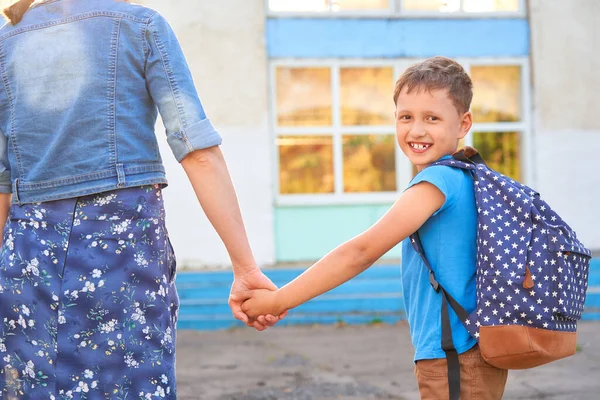 Moeder Begeleidt Kind Naar School Moeder Moedigt Student Aan Hem — Stockfoto