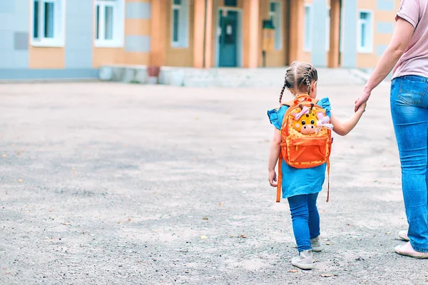 Vrouw Steunt Haar Dochter Moreel Houdt Haar Hand Vast Moedigt — Stockfoto