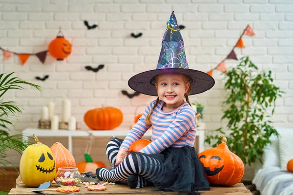 Grattis Halloween Liten Flicka Häxdräkt Till Halloween Sitter Vid Ett — Stockfoto