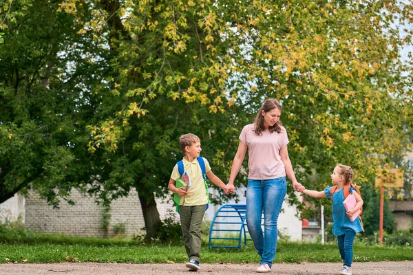 Femme Deux Enfants Dos Mère Accompagne Les Élèves Long Chemin — Photo