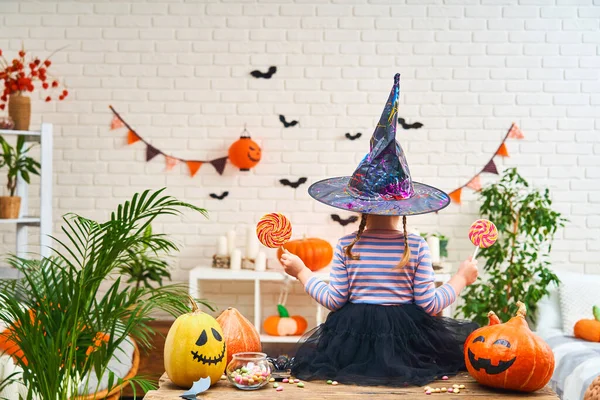 Klein Meisje Heksenkostuum Voor Halloween Met Snoepjes Pompoenen Snoep Schiet — Stockfoto