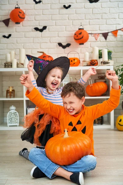 Grattis Halloween Barn Halloween Kostymer Sitter Ett Dekorerat Rum Med — Stockfoto