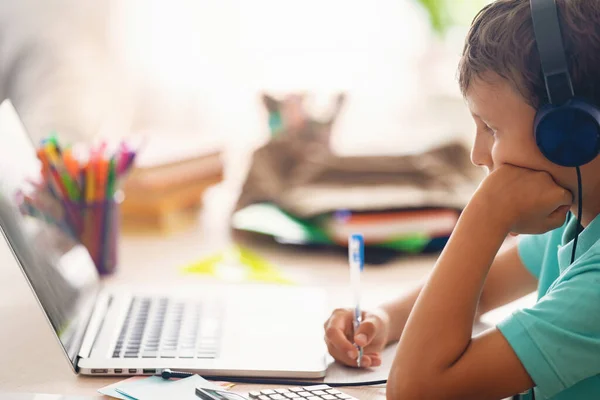 Sidovy Liten Pojke Med Bärbar Dator Och Hörlurar Studerar Skolämnen — Stockfoto