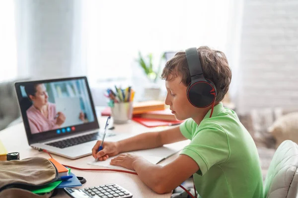 Niño Pequeño Utiliza Ordenador Portátil Para Hacer Una Videollamada Con — Foto de Stock