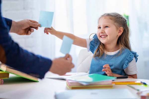 Linda Niña Inteligente Piensa Respuesta Tarea Niño Enseña Casa Con — Foto de Stock