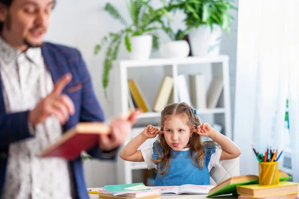 Linda Niña Dedicada Las Lecciones Con Profesor Casa Tontos Alrededor — Foto de Stock