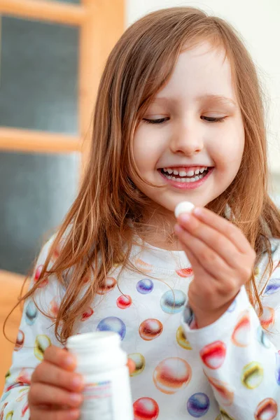 Ittle Girl Toma Vitaminas Tabletas Del Frasco Pone Boca Vitaminas — Foto de Stock