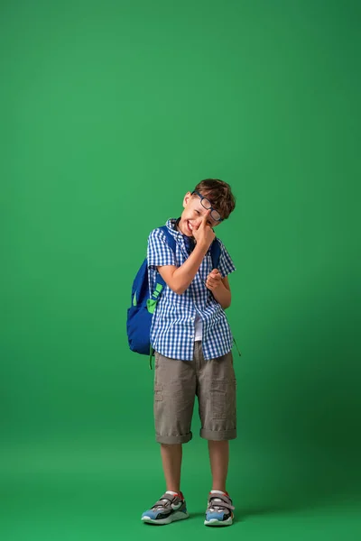 Engraçado Menino Inteligente Bonito Óculos Com Uma Bolsa Escolar Fones — Fotografia de Stock