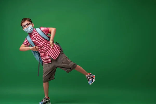 Kicsi Izgatott Fiú Védő Maszkban Szemüvegben Iskolatáskával Teljes Hosszúságú Zöld — Stock Fotó