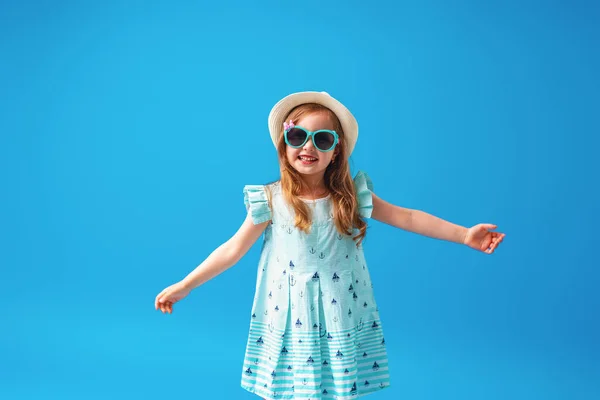 Menina Bonito Anos Vestido Chapéu Óculos Sol Posando Fundo Azul — Fotografia de Stock