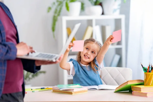 Linda Niña Dedica Las Lecciones Con Profesor Casa Niño Muestra — Foto de Stock