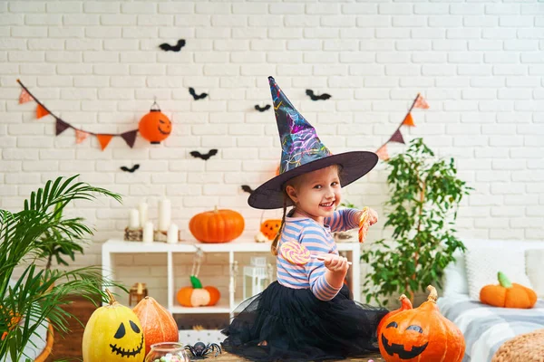 Grattis Halloween Liten Flicka Häxdräkt Till Halloween Sitter Vid Ett — Stockfoto
