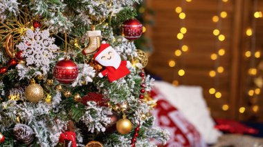 Noel ağacı ve şenlikli bokeh ışıklandırması olan bir Noel odası, Noel ışıklarının arka planında. Noel ve yeni yıl iç mekan bulanıklığı. Karanlıkta parlayan bir sürü ışık.