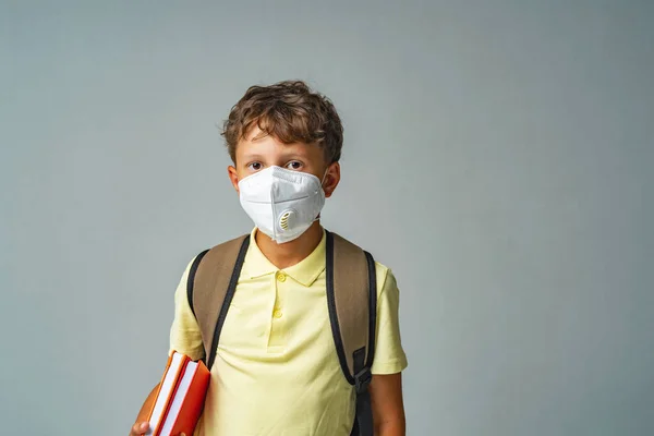 Triste Écolier Avec Sac Dos Livres Masque Protection Debout Sur — Photo