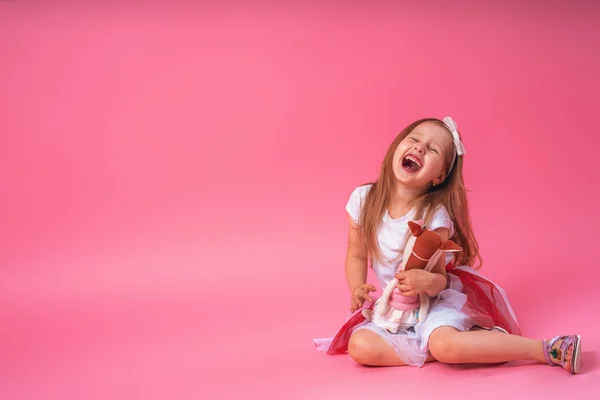 Pequena Menina Sorrindo Bonito Com Arco Cabeça Abraçando Seu Brinquedo — Fotografia de Stock