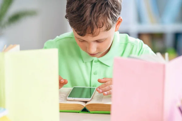 Lui Kind Speelt Enthousiast Spel Smartphone Plaats Van Huiswerk Discipline — Stockfoto